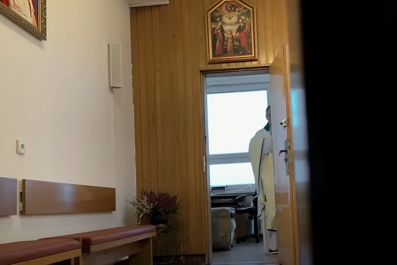 Kadr z filmu "Zabawa w chowanego". Są pierwsze reakcje na nową produkcję Sekielskich.