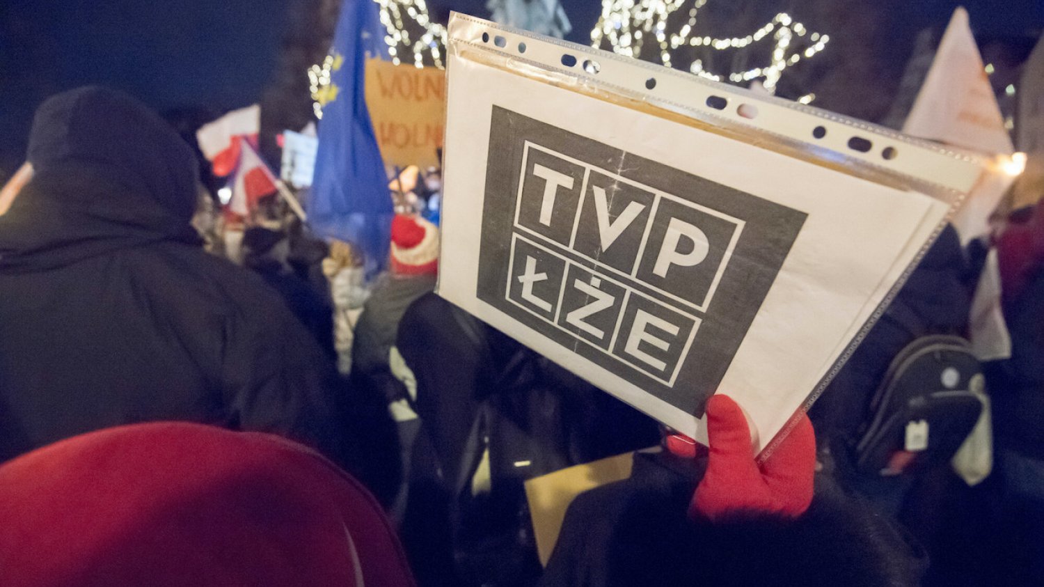Oświadczenie Rady Mediów Narodowych. Grożą opozycji przed likwidacją TVP. (Zdjęcie z protestów przed przyjęciem jednej z ustaw związanych z mediami).