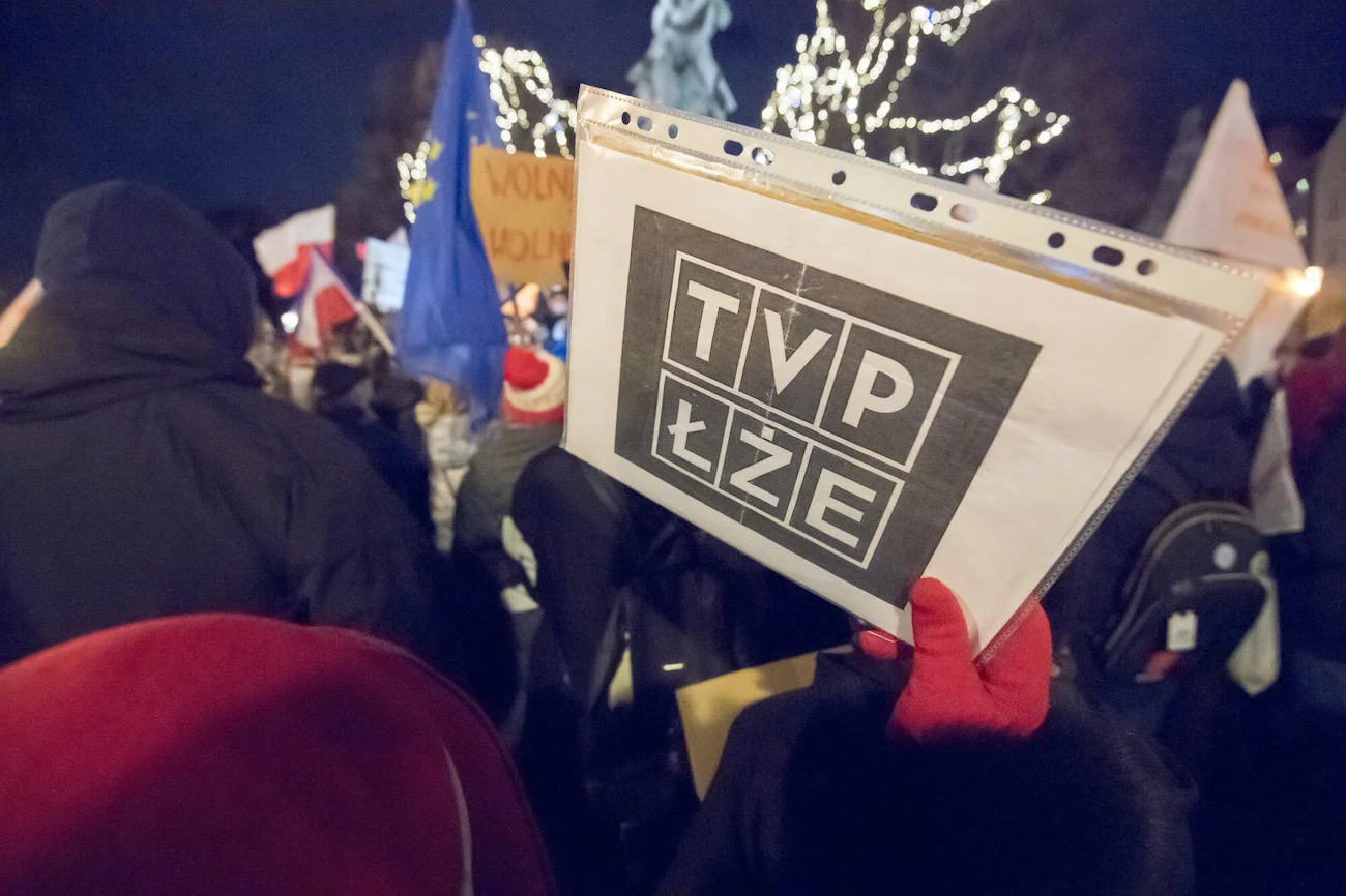 Oświadczenie Rady Mediów Narodowych. Grożą opozycji przed likwidacją TVP. (Zdjęcie z protestów przed przyjęciem jednej z ustaw związanych z mediami).