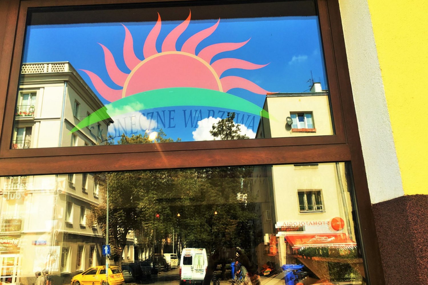 Jeśli po raz kolejny zapomnieliście wziąć ze sobą torby na zakupy, w Sklepie Słonecznym otrzymacie ją za darmo, pod warunkiem, że zwrócicie ją przy okazji kolejnych zakupów.