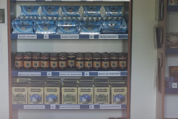 Nektar Św. Eugeniusza sprzedawany w przyklasztornym sklepiku to specjalność tutejszych Oblatów.