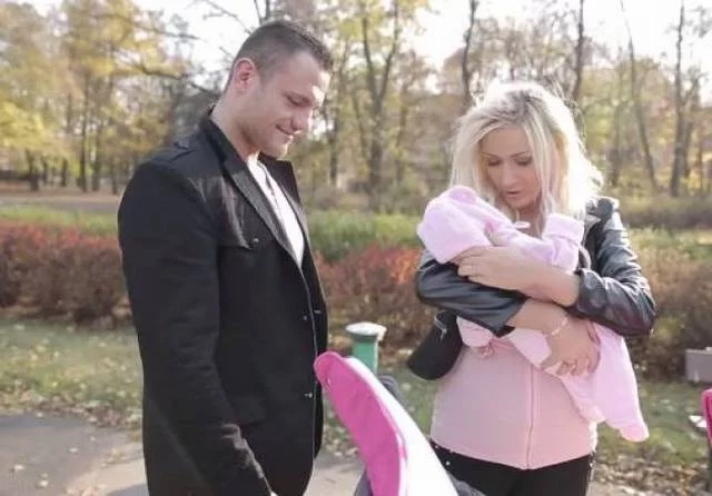 Eliza i Paweł na spacerze z córką/ Pudelek.tv