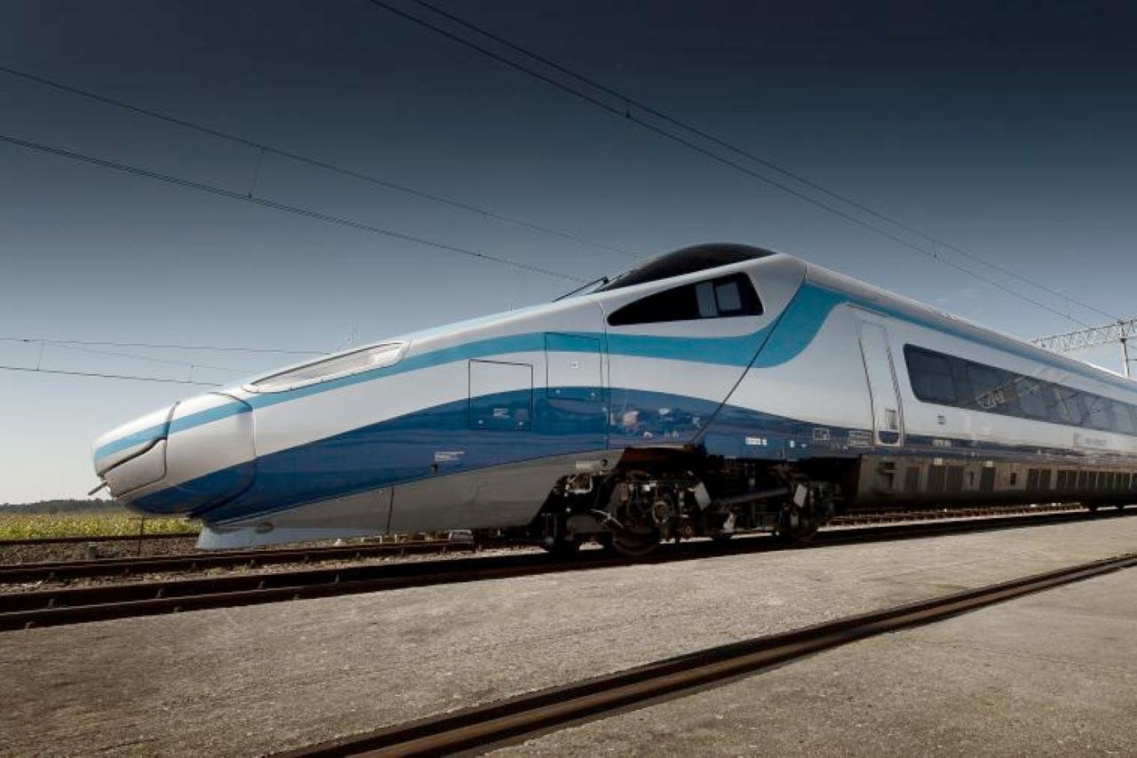 Pociągi Pendolino stały się symbolem zmian na kolei. Poźniej dołączyły do nich już polskie DARTy i FLIRTy.