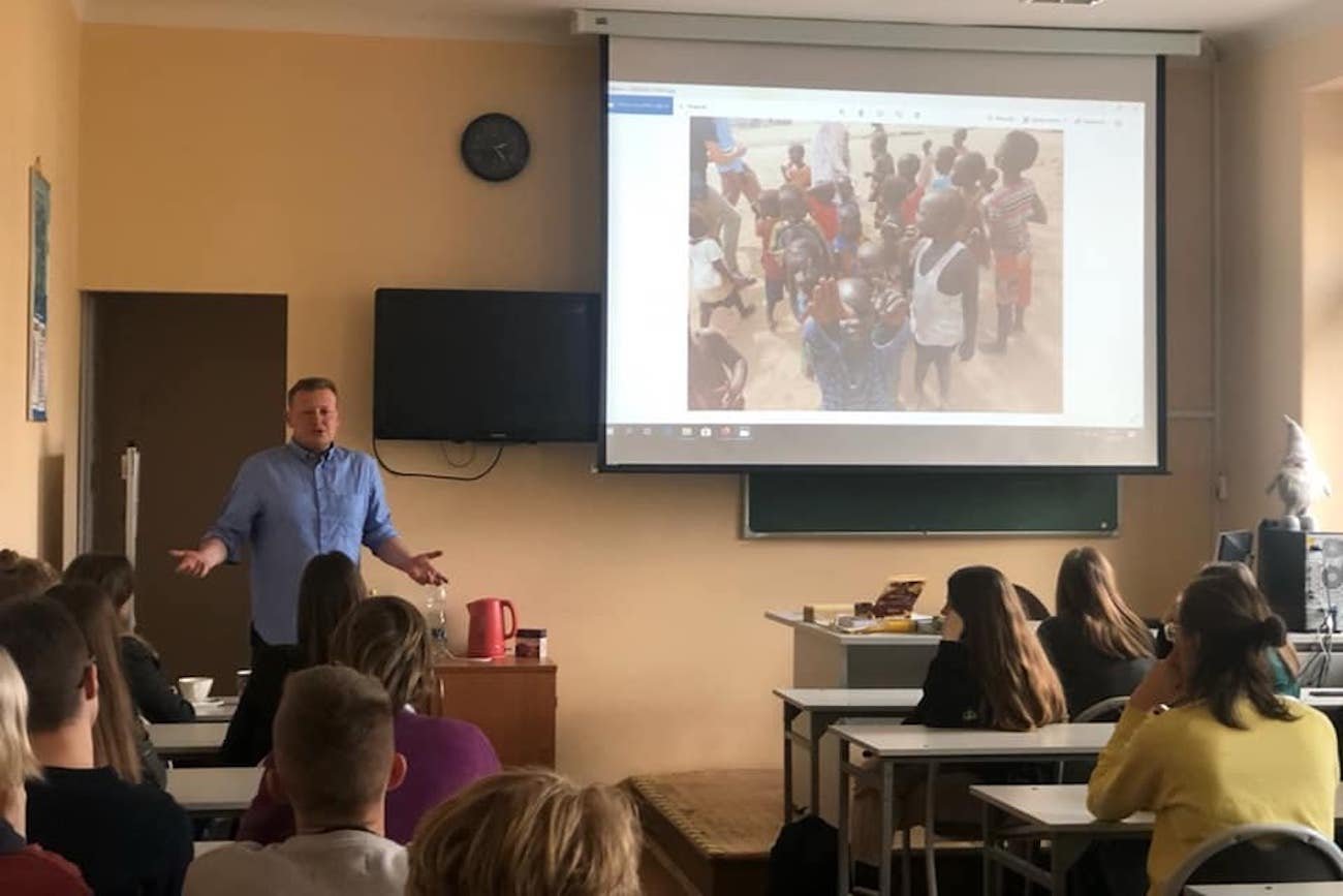 Marcin Tulicki, reporter "Wiadomości" TVP, uczył dziennikarstwa licealistów. W lutym 2020 r. wygłosił prezentację o pracy korespondenta.