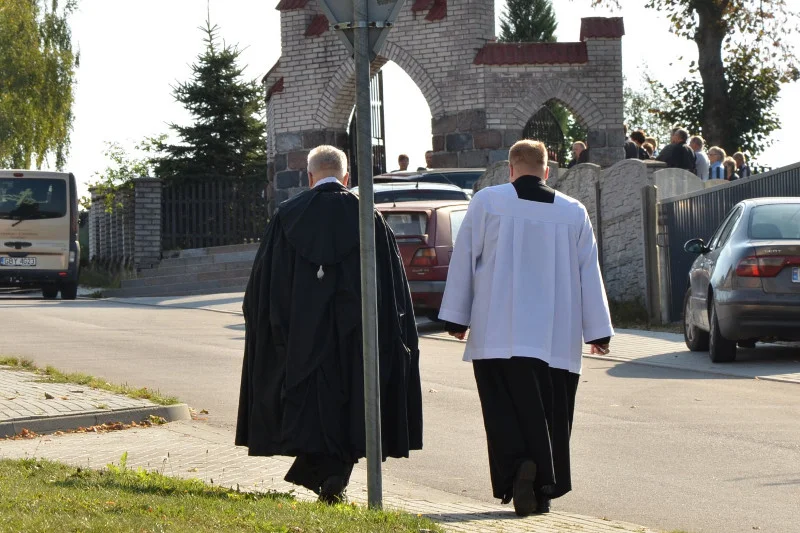 Gowidlino. Ksiądz nie wpuścił rodziny do kaplicy, modlili się więc nad otwartą trumną przy wejściu na cmentarz.