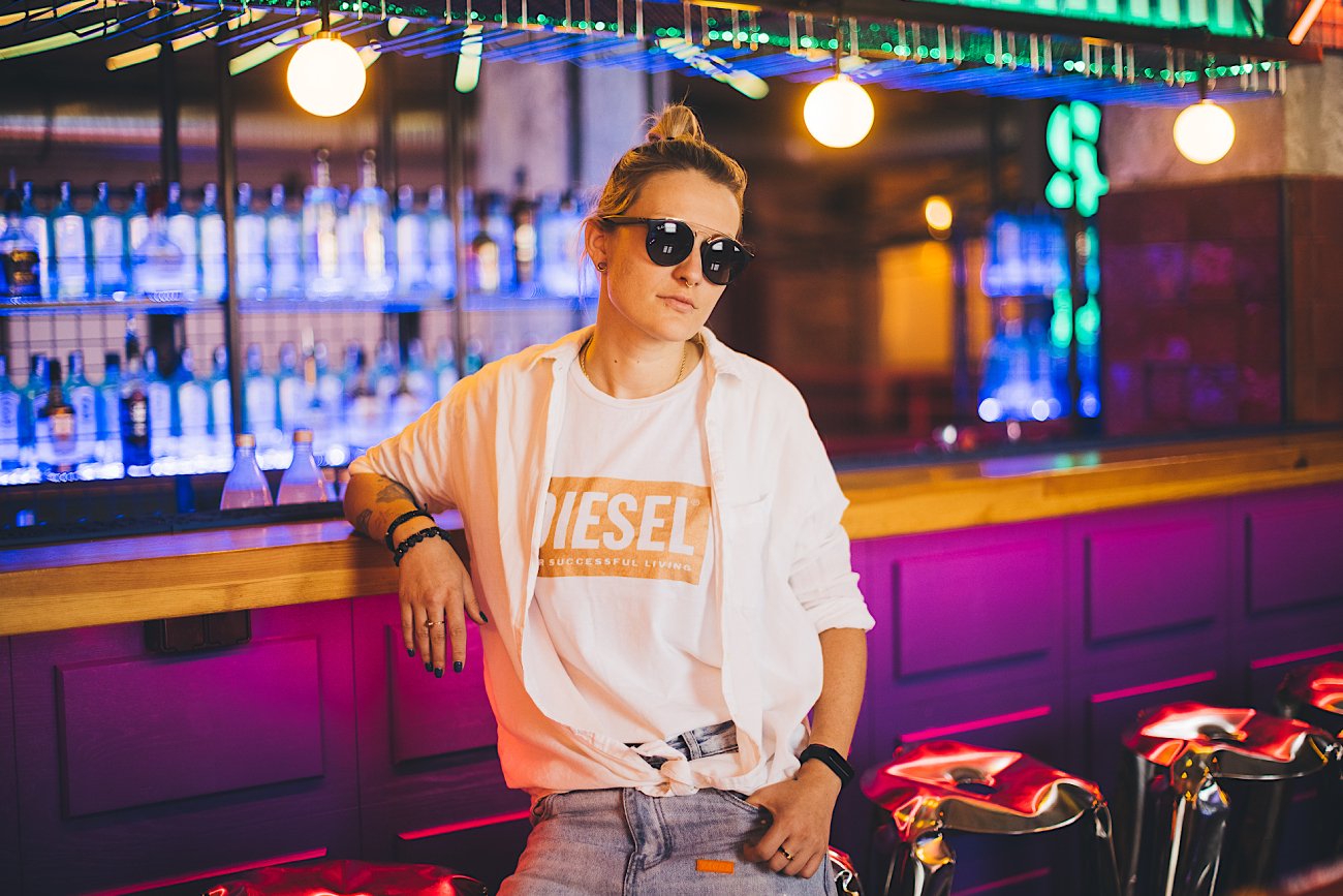 Gdzie iść na imprezę LGBT? DJ Hiena o LGBT i imprezach dla lesbijek w "NASTĘPNA STACJA-PIĘKNA POLSKA #6"