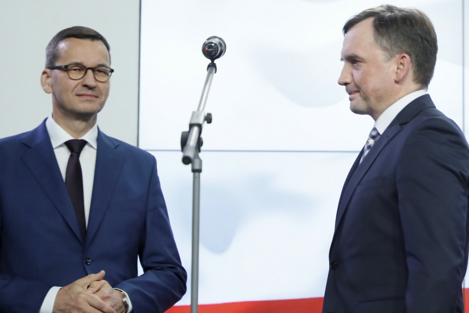 KE mogłaby już zatwierdzić KPO, ale nie ma potwierdzenia Warszawy.