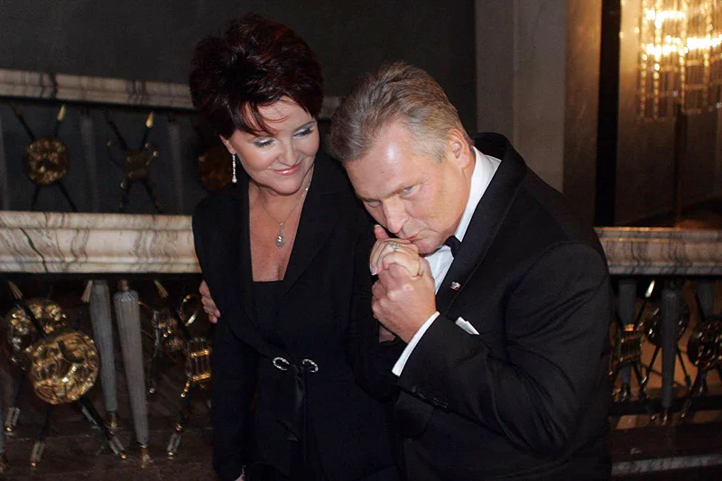 Jolanta i Aleksander Kwaśniewscy są małżeństwem od ponad 38 lat. Jak udało im się wytrwać tak długo? Kulisy związku byłego prezydenta ujawnia świąteczny "Newsweeek".