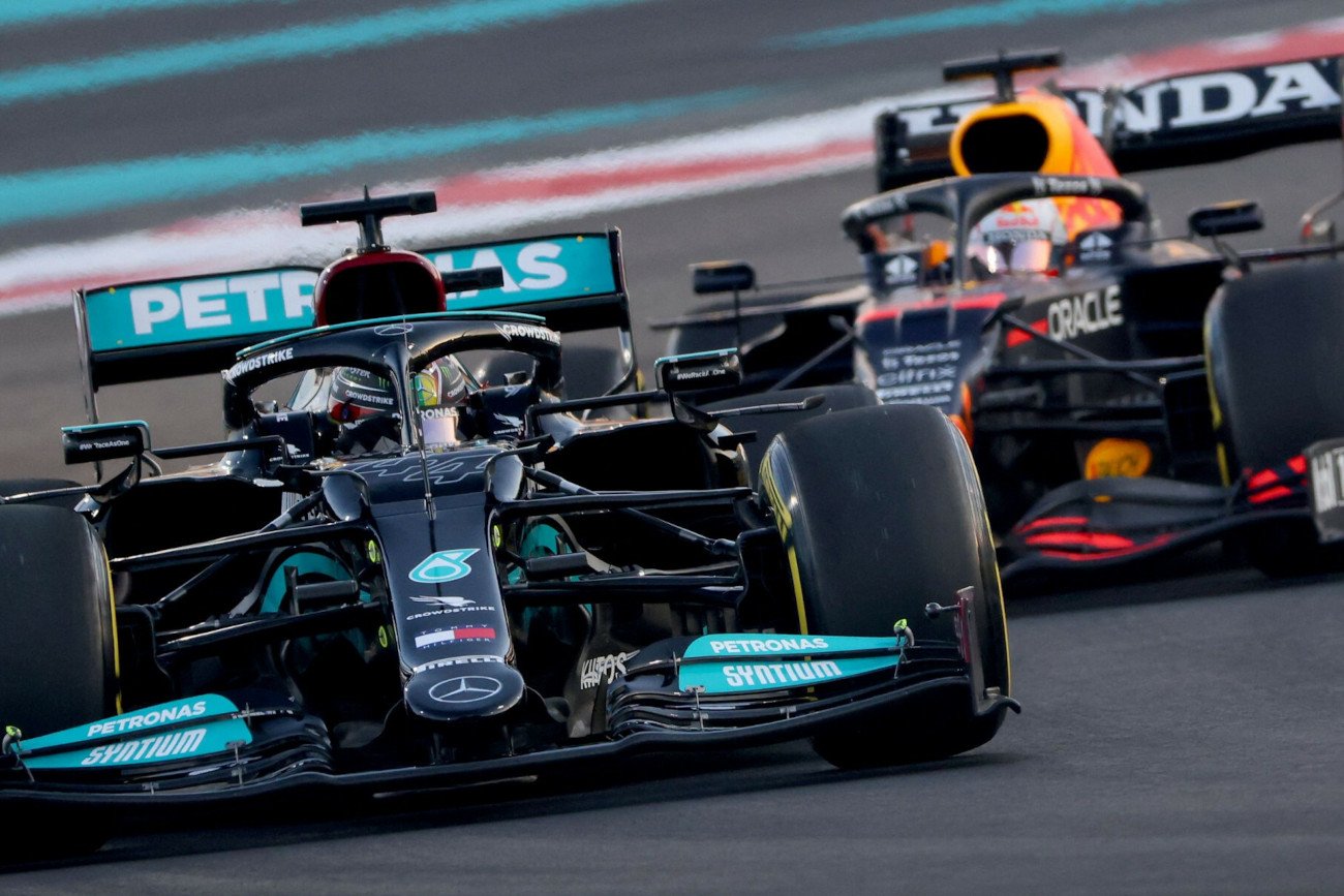 Lewis Hamilton już na samym starcie wyprzedził Maxa Verstappena. Czy Brytyjczykowi nie należała się jednak kara?