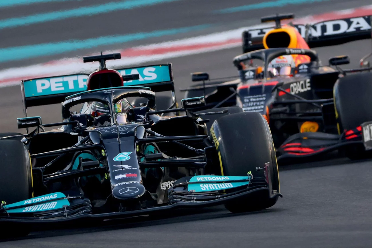 Lewis Hamilton już na samym starcie wyprzedził Maxa Verstappena. Czy Brytyjczykowi nie należała się jednak kara?
