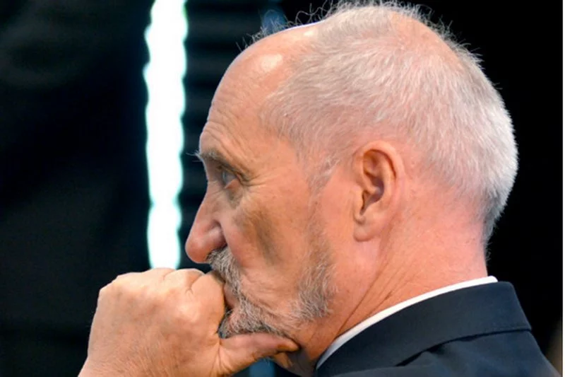 Antoni Macierewicz nie zawiódł. Obwieścił nowe rewelacje o eksplozji w rządowym samolocie  w Smoleńsku.
