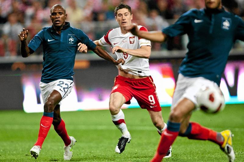 Eric Abidal (z lewej) niedawno grał z Polską przy Łazienkowskiej. Teraz musi poddać się przeszczepowi wątroby.