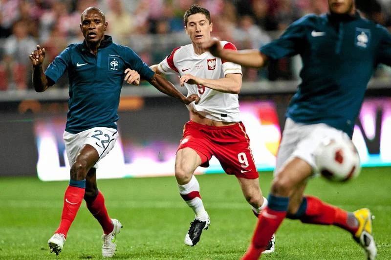 Eric Abidal (z lewej) niedawno grał z Polską przy Łazienkowskiej. Teraz musi poddać się przeszczepowi wątroby.