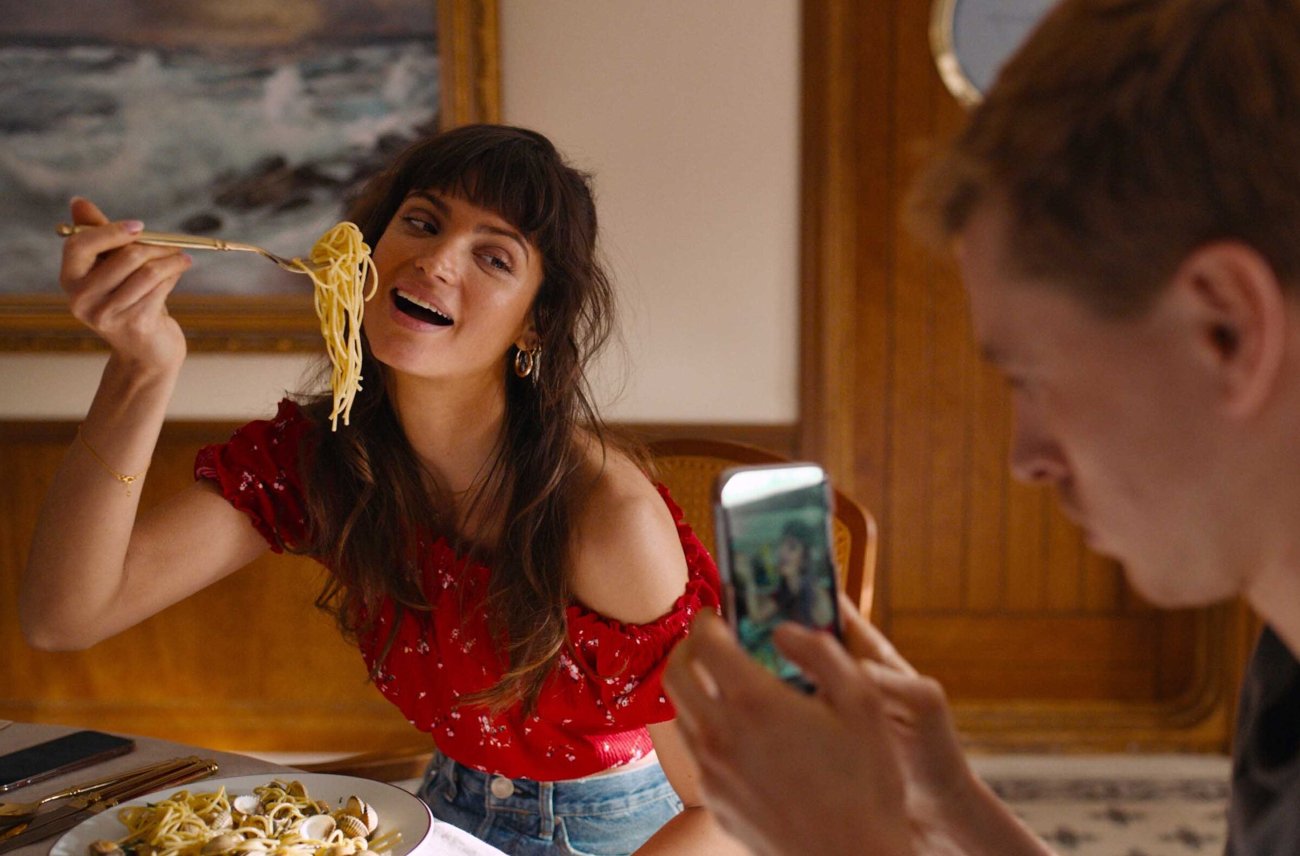 "W trójkącie" – recenzja filmu Rubena Östlunda nagrodzonego Złotą Palmą w Cannes. [RECENZJA]