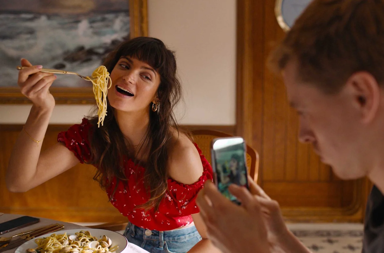 "W trójkącie" – recenzja filmu Rubena Östlunda nagrodzonego Złotą Palmą w Cannes. [RECENZJA]
