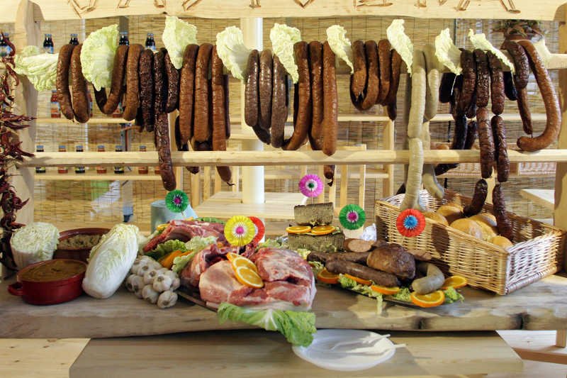 Stoisko z ekologicznym jedzeniem. Maciej Nowak twierdzi, że w eko-sieciach Polacy przepłacają