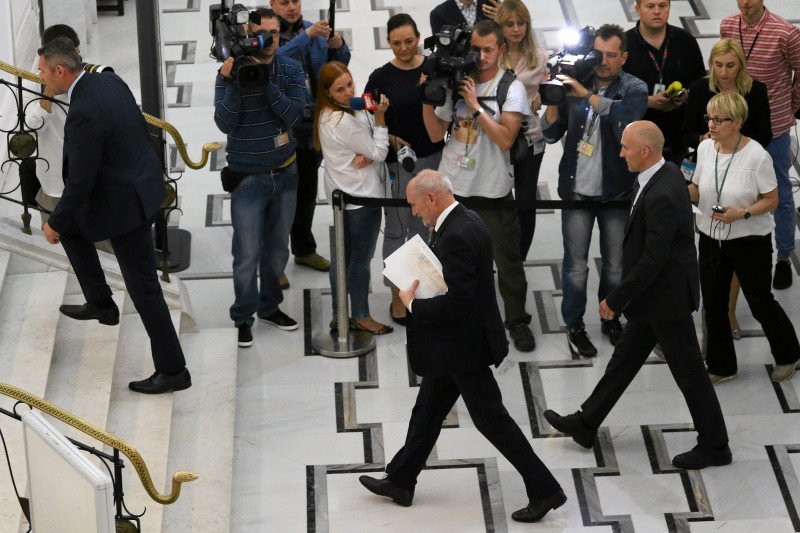 Ma niespożytą energię, chodzi jak na sprężynkach – mówią o szefie MON Antonim Macierewiczu.