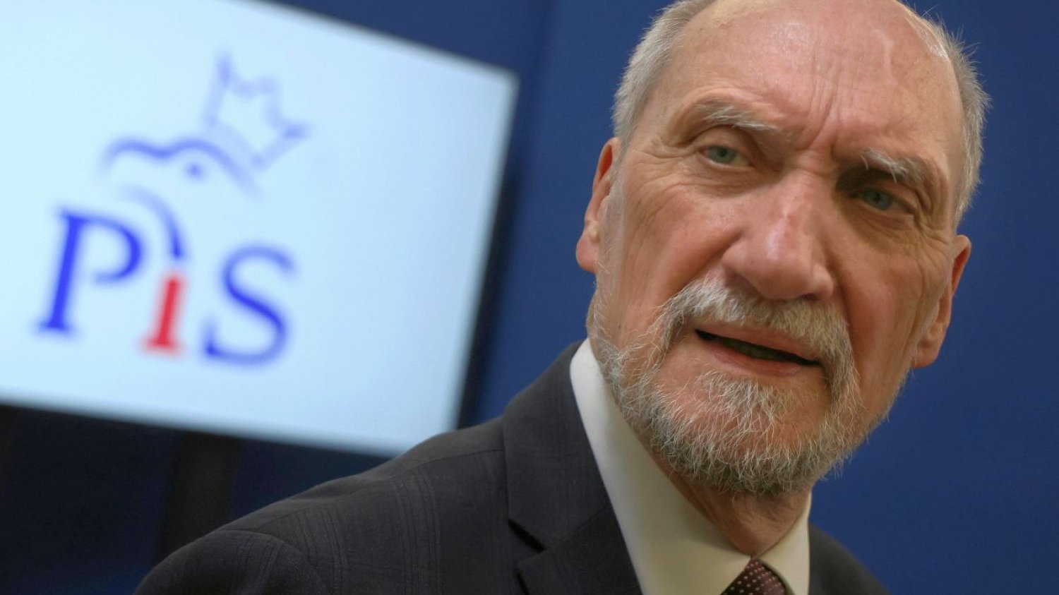 Antoni Macierewicz wzywa do osądzenia i ukarania Donalda Tuska. Antoni Macierewicz wzywa do osądzenia i ukarania Donalda Tuska.