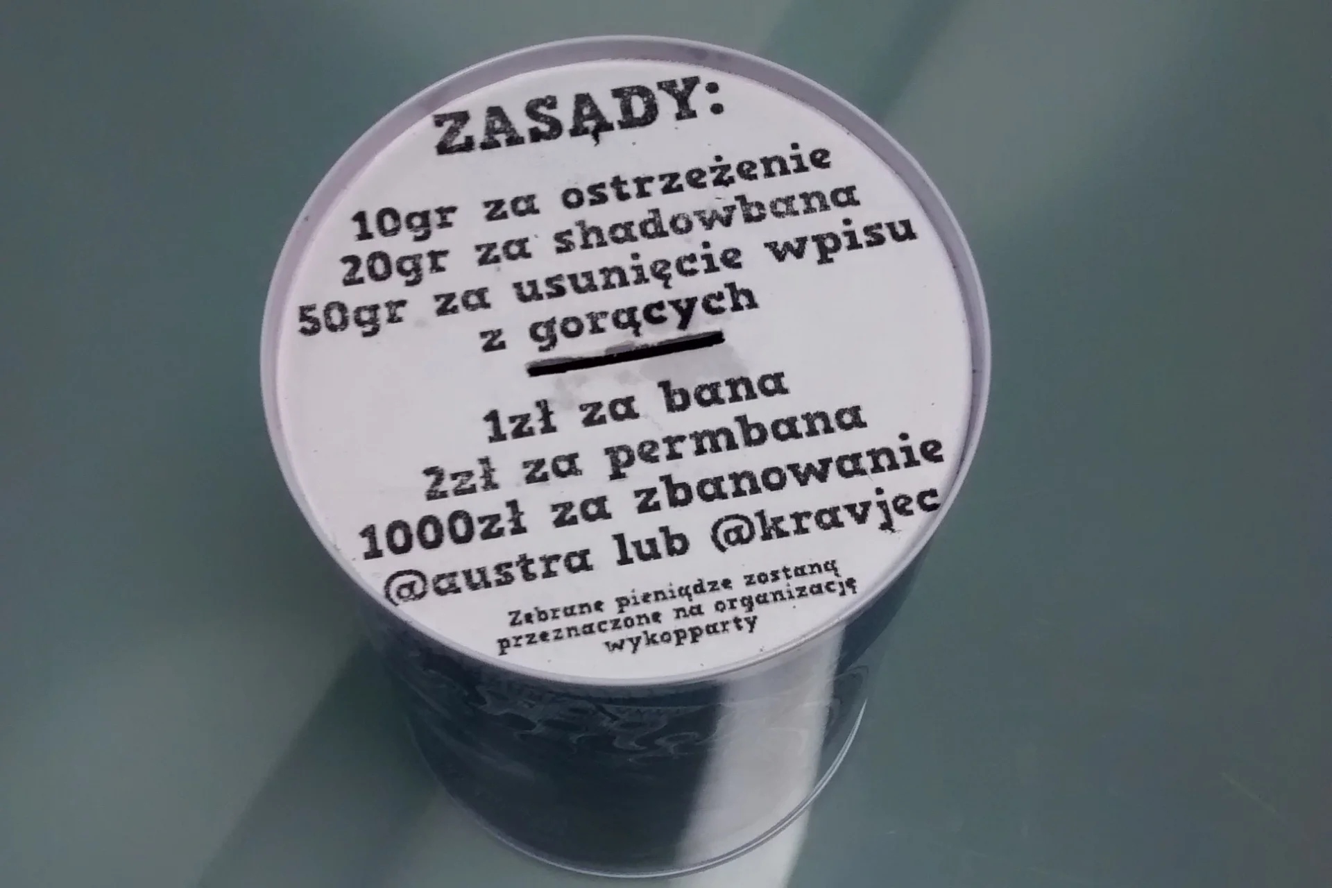 To skarbonka, jeden z wielu prezentów od wykopowiczów, które można znaleźć w siedzibie serwisu. Jest pusta.