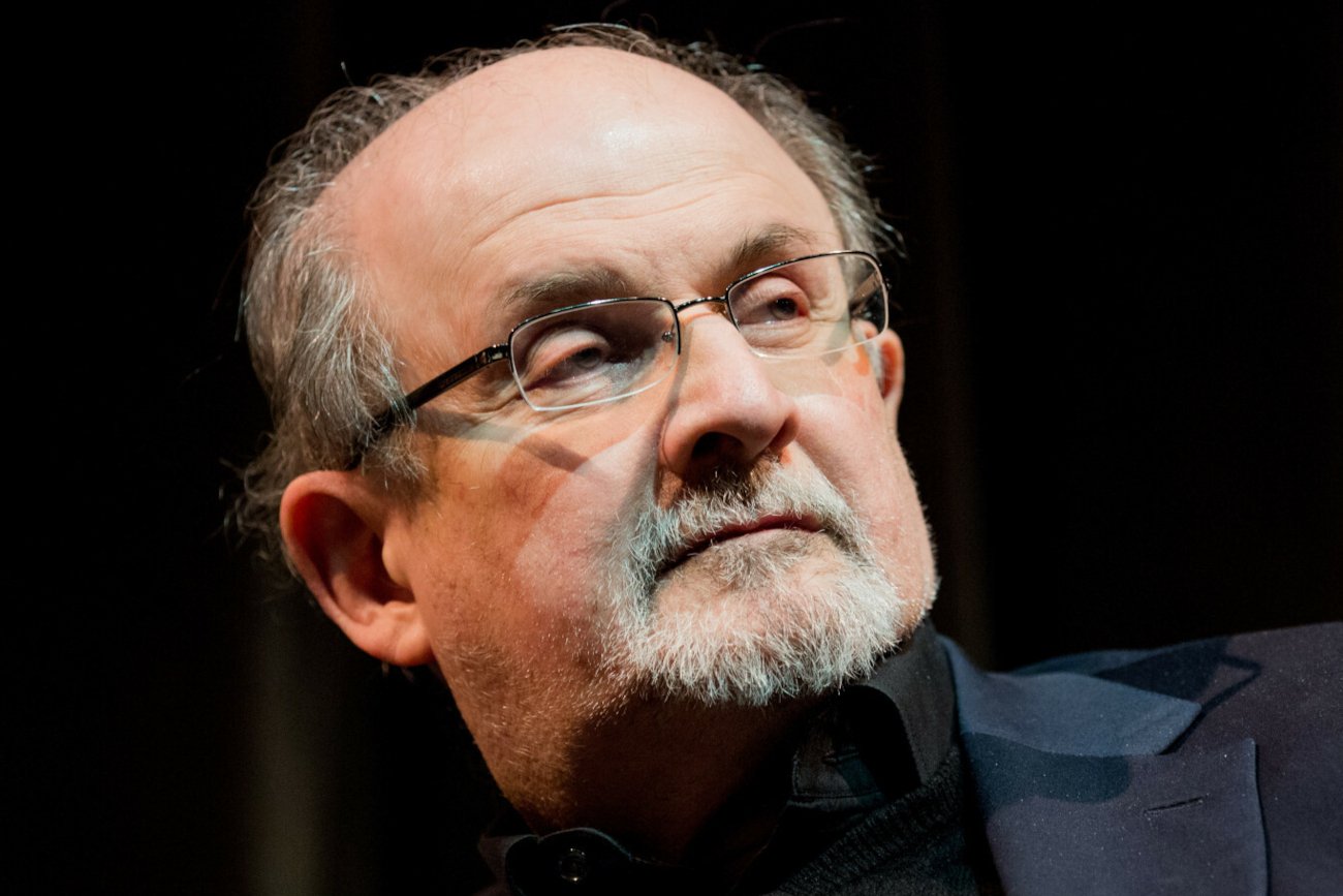 Iran obwinia Salmana Rushdiego o atak, którego był ofiarą.