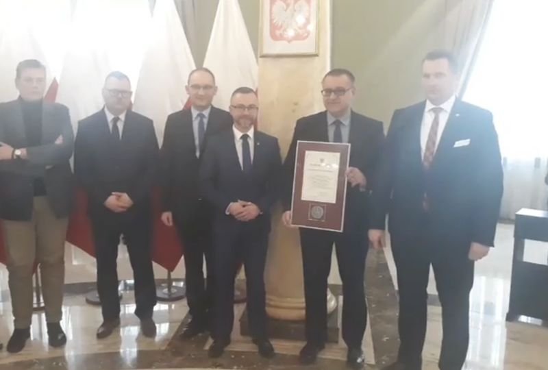 Wojewoda lubelski Przemysław Czarnek (z prawej) przyznał samorządom dyplomy i medale za stanowiska przeciwko "ideologii LGBT".