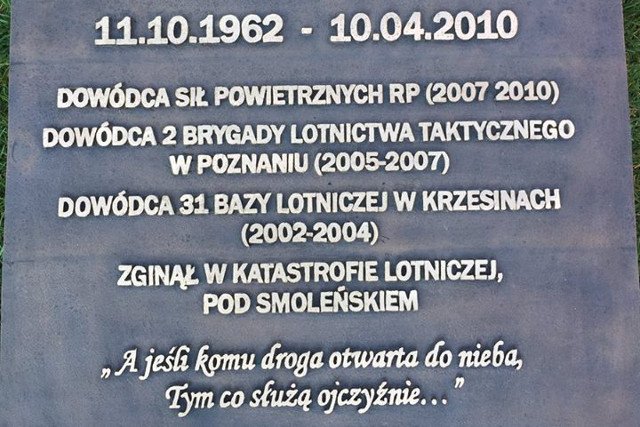 Tablica upamiętniająca gen. Błasika.