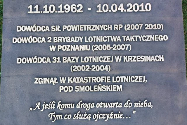 Tablica upamiętniająca gen. Błasika.