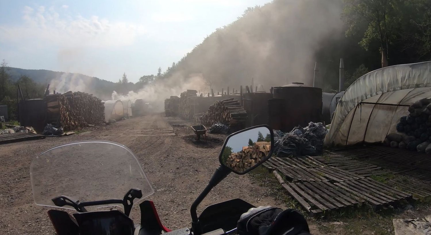 Bieszczady na motocyklu, wypalanie węgla, węgiel drzewny