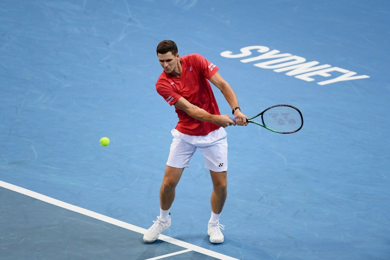 Hubert Hurkacz wygrał 6:7(5), 6:3, 6:1 z Aleksandre Metrewelim w meczu Polaków z Gruzinami w ATP Cup.