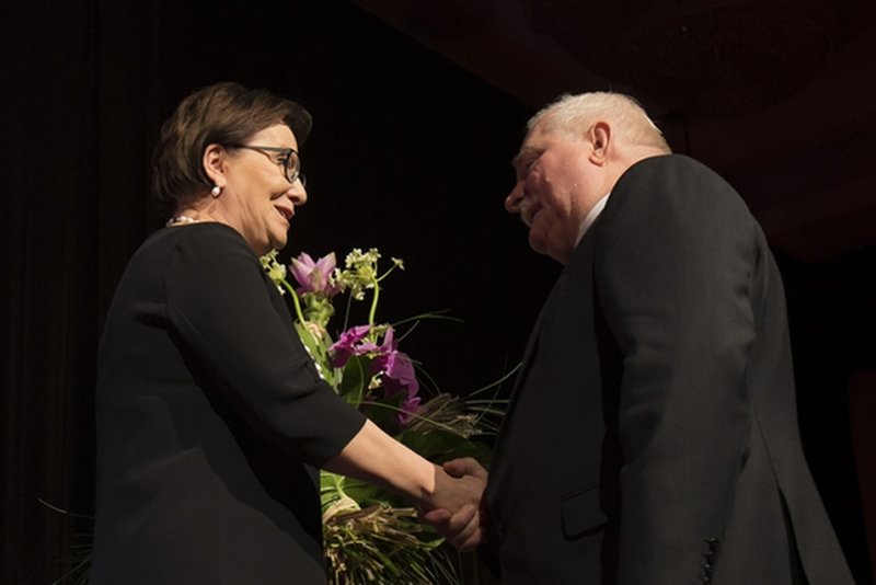 Premier Ewa Kopacz życzyła Lechowi Wałęsie, z okazji 72. urodzin, zdrowia i powrotu do czynnej polityki.