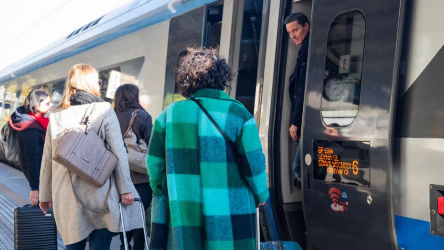 PKP Intercity ma poważną awarię systemu sprzedaży. Tłumaczymy jak kupić bilet
