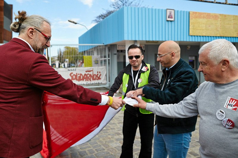 Mateusz Kijowski , Krzysztof Łoziński i Radomir Szumełda pod bramą Stoczni Gdańskiej