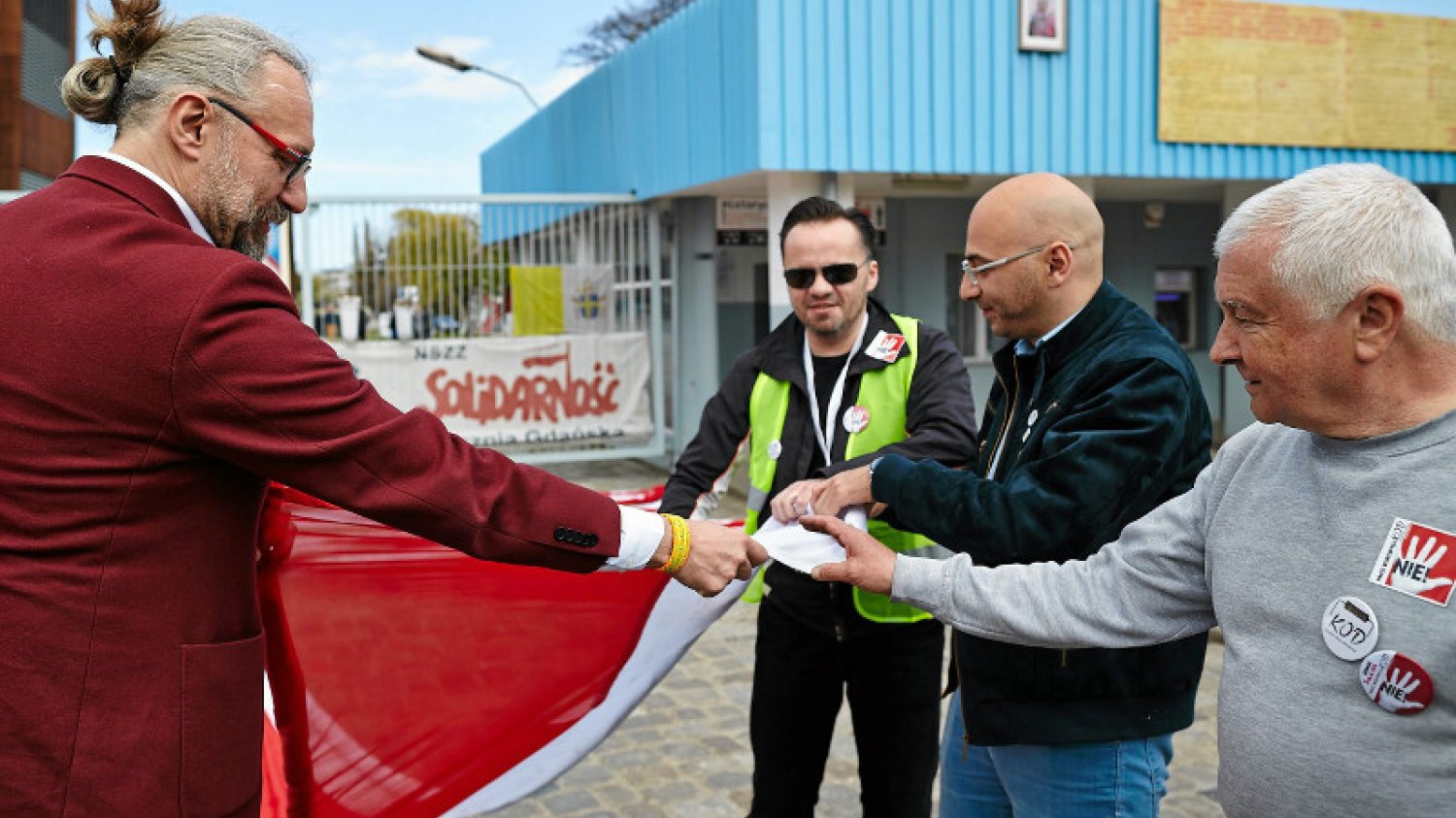 Mateusz Kijowski , Krzysztof Łoziński i Radomir Szumełda pod bramą Stoczni Gdańskiej
