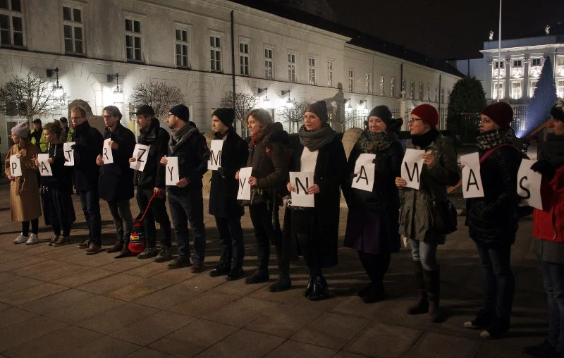Zwolennicy demokracji i konstytucji podczas pikiety przed Pałacem Prezydenckim.