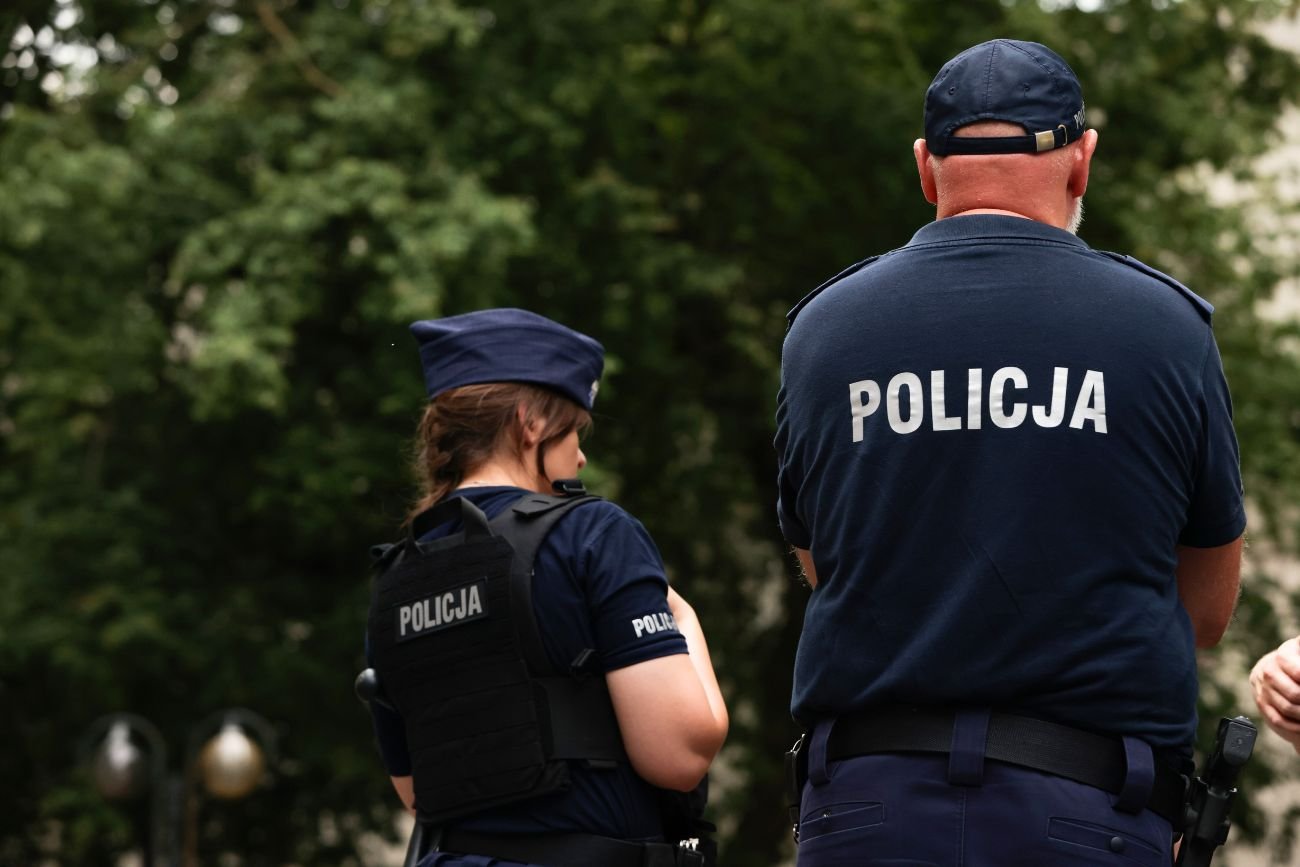 Niecodzienny incydent w Lubinie. Dwóch cudzoziemców biegało po ulicy bez ubrań, wezwano policję
