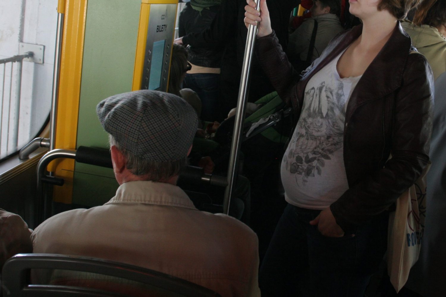 W krakowskim tramwaju nikt nie ustąpił miejsca kobiecie w zaawansowanej ciąży. Pomogła dopiero interwencja motorniczej (zdjęcie poglądowe)