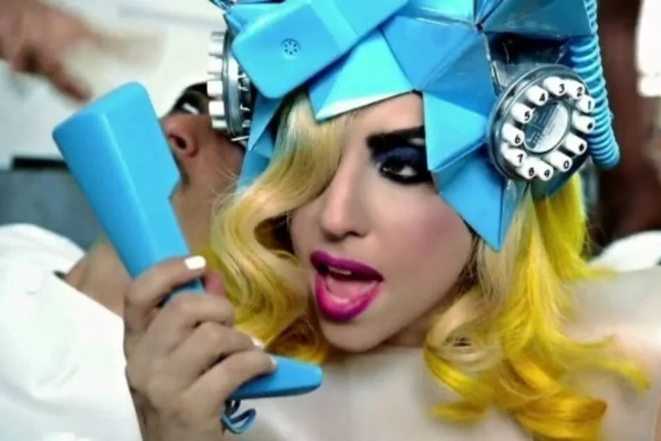 Lady Gaga w teledysku "Telephone"