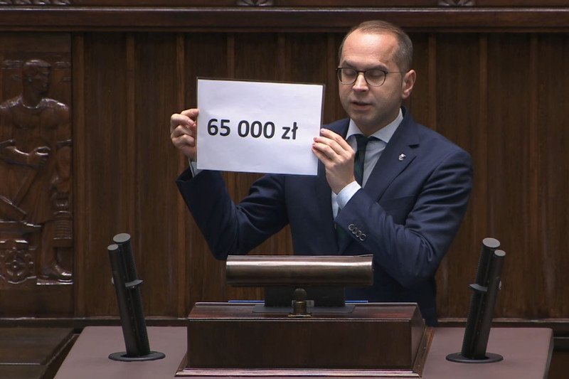 Michał Szczerba nie zdążył powiedzieć, czego Morawiecki powinien się wstydzić.  Ryszard Terlecki wyłączył mu mikrofon.