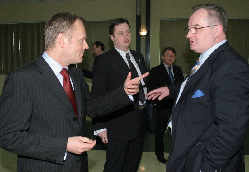 Donald Tusk i Jacek Saryusz-Wolski podczas posiedzenia Rady Krajowej Platformy Obywatelskiej w 2008 roku.