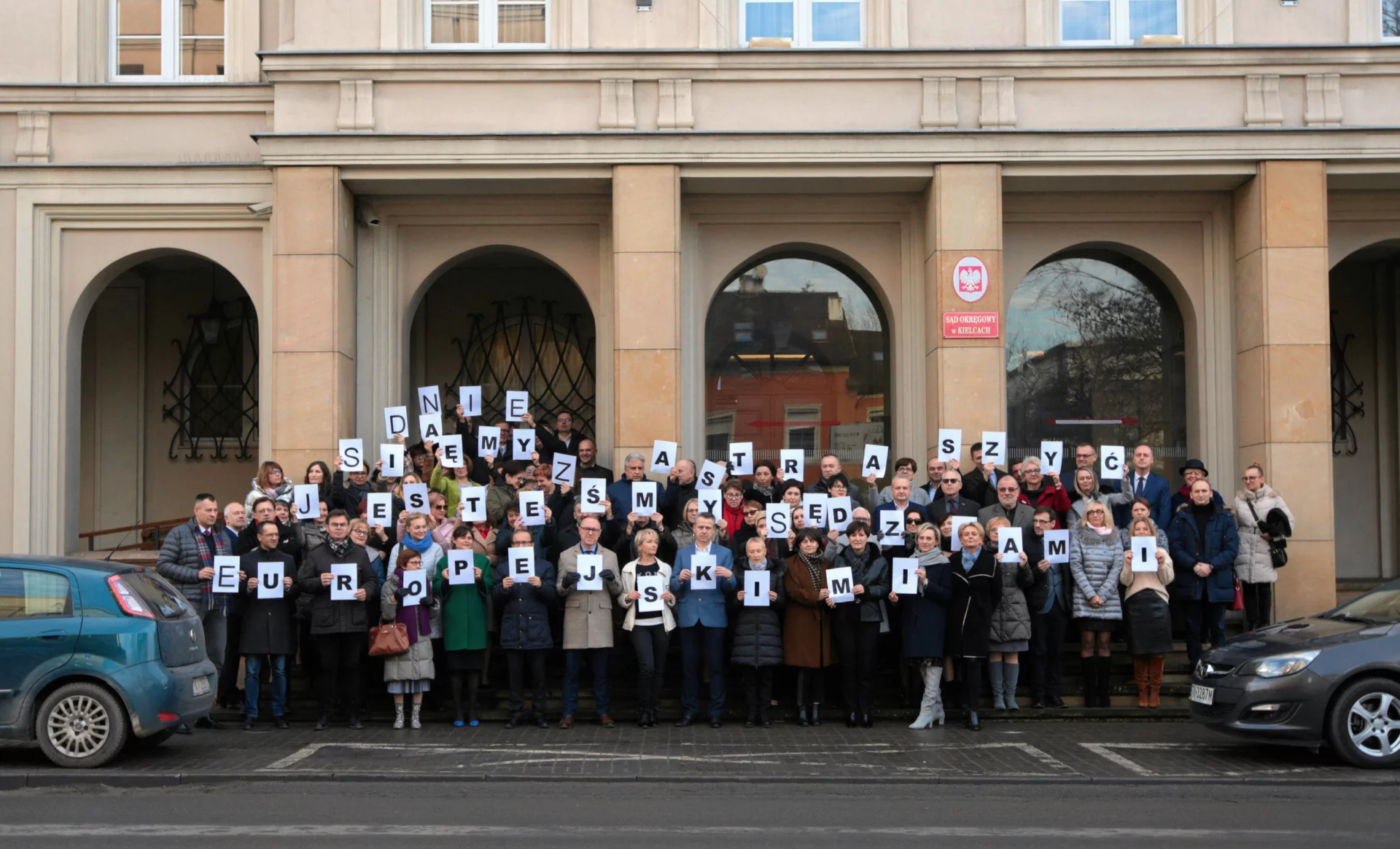 17 grudnia sędziowie Sądu Okręgowego protestowali przeciwko tzw. ustawie kagańcowej wprowadzanej przez partie rządzącą.