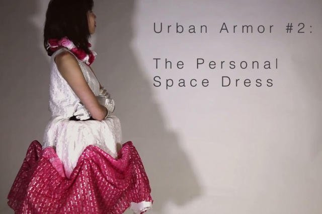 Sukienka Kathleen McDermott, gdy tylko ktoś podchodzi za blisko — zwiększa swoją objętość.