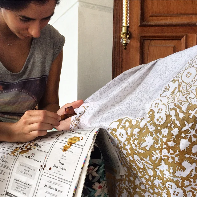 Dorota robi batik.