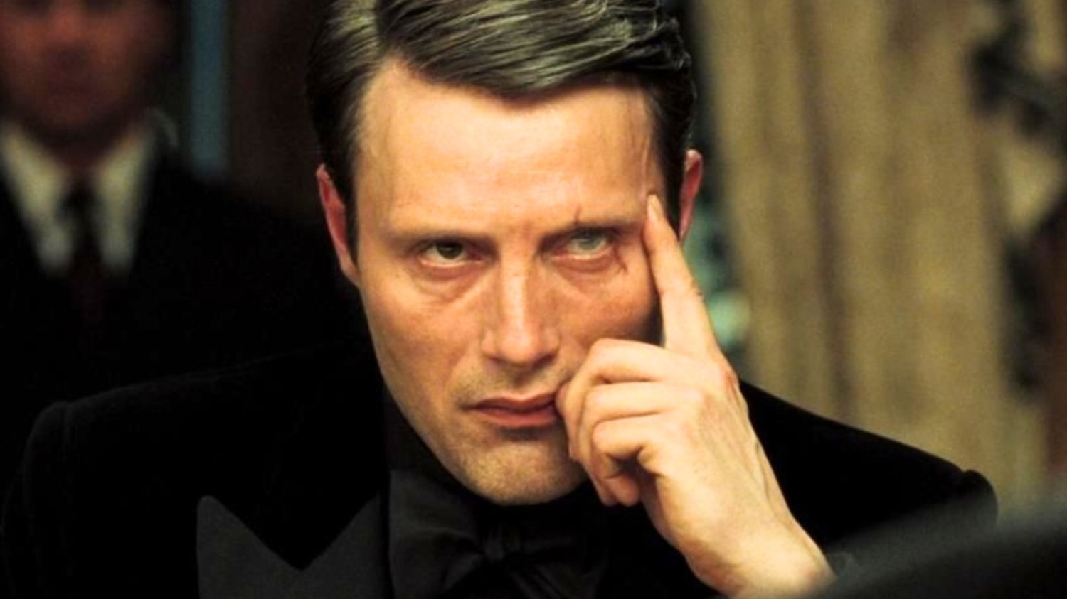 Mikkelsen wraca jako kultowy wróg Jamesa Bonda. Tego się nie spodziewacie. Mads Mikkelsen wraca jako wróg Jamesa Bonda. Nie tego się spodziewacie.