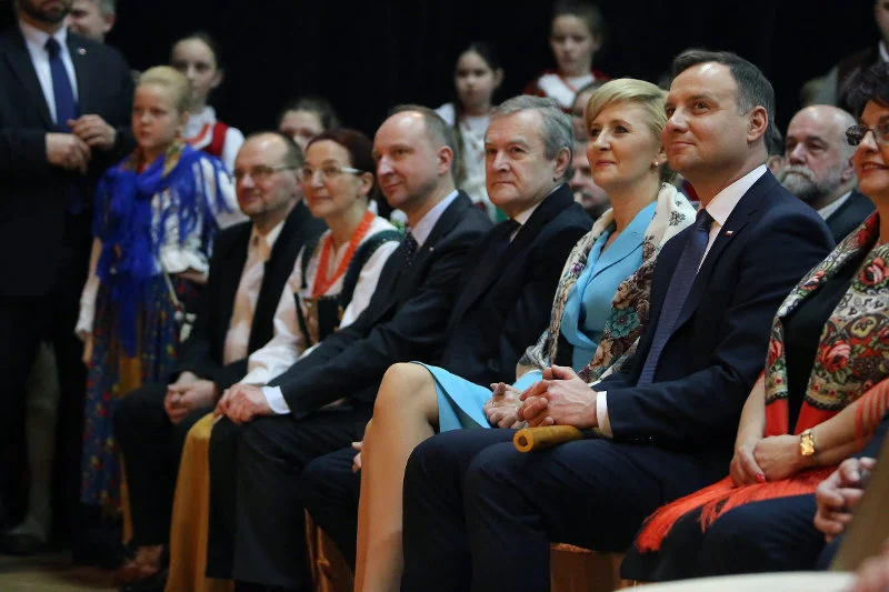 Jak Karpiel-Bułecka protestuje przeciwko zamienianiu góralskiego muzykowania w wiec partyjny.