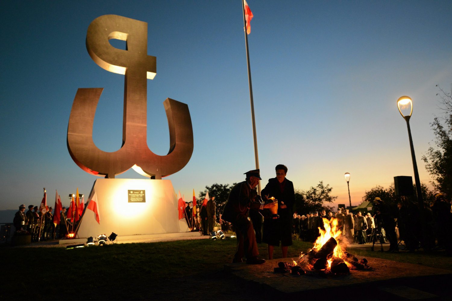 Kombatanci podczas uroczystości z okazji wybuchu Powstania Warszawskiego