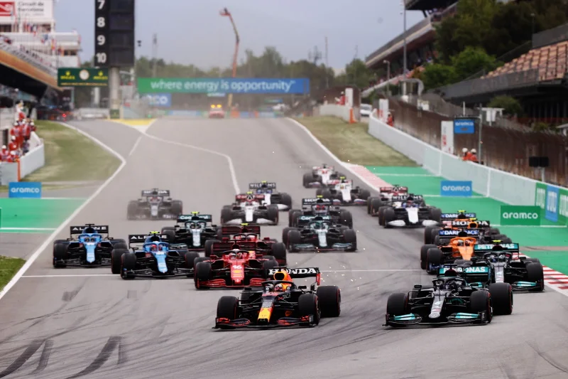 Lewis Hamilton i Max Verstappen stoczyli piękny bój o triumf w Barcelonie