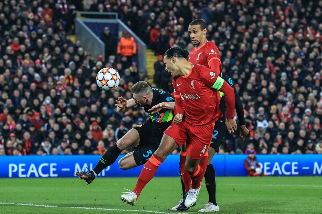 Piłkarze Liverpoolu i Interu stworzyli we wtorek ciekawe widowisko. Awansowali pierwsi, choć wygrali ci drudzy.