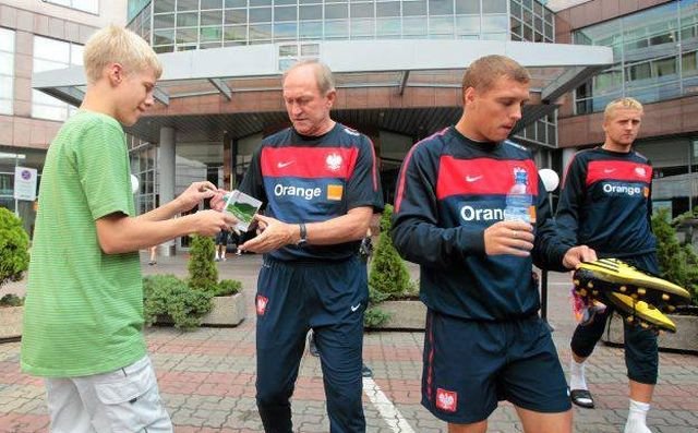 Franciszek Smuda przed hotelem, w którym zamieszkała reprezentacja