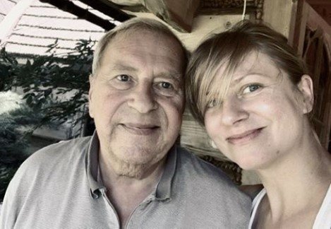 Jerzy Stuhr z córką Marianną po opuszczeniu szpitala po udarze mózgu.