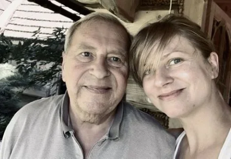 Jerzy Stuhr z córką Marianną po opuszczeniu szpitala po udarze mózgu.